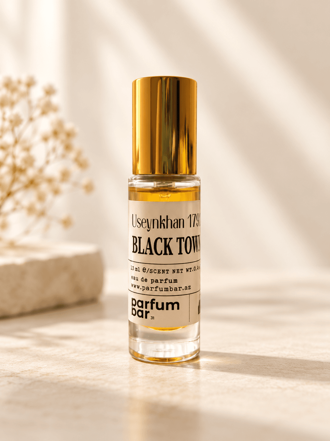 Black Town ətir flakonu isti Bakı daşı fonunda