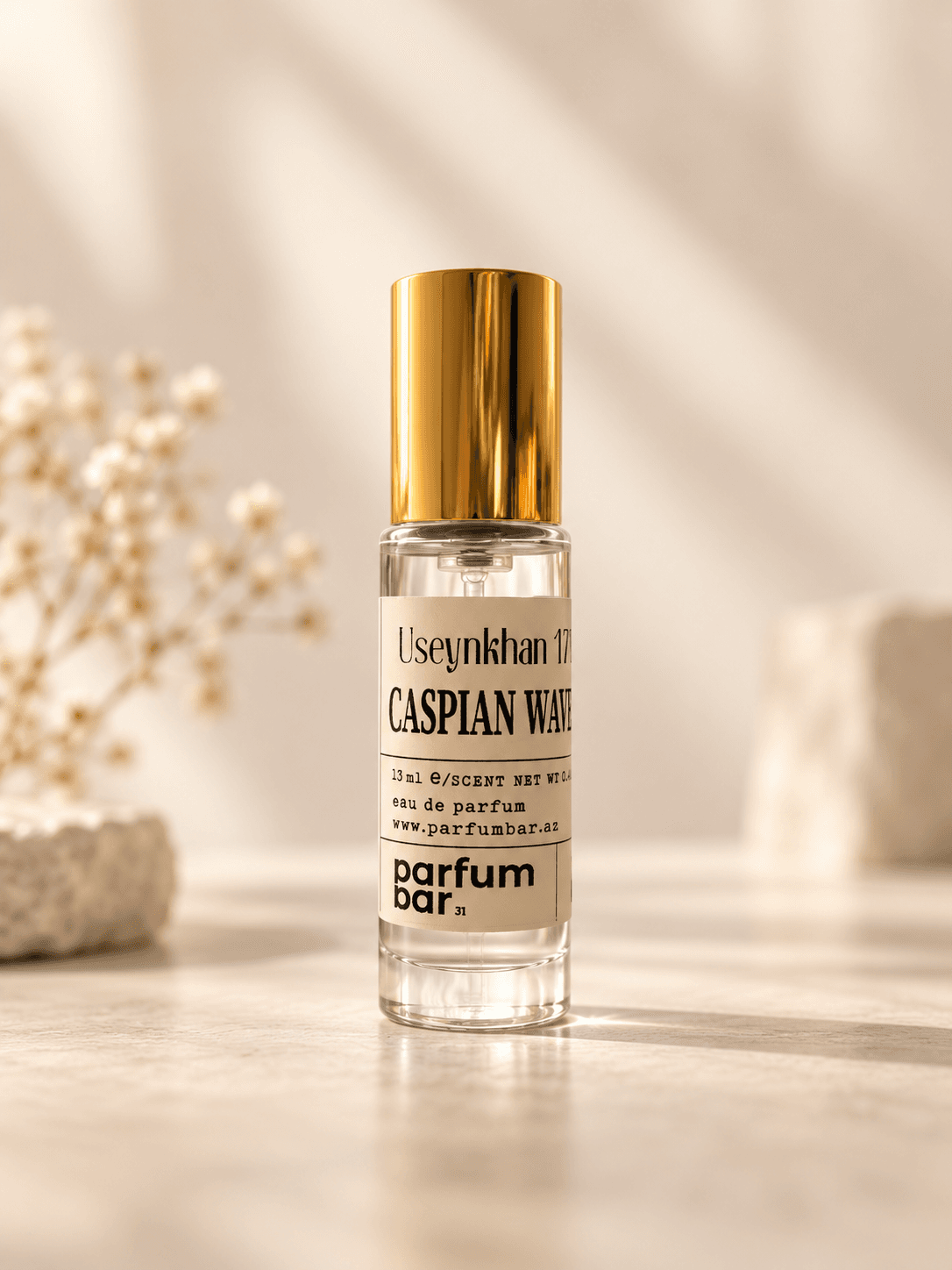 Caspian Wave ətir flakonu isti Bakı daşı fonunda