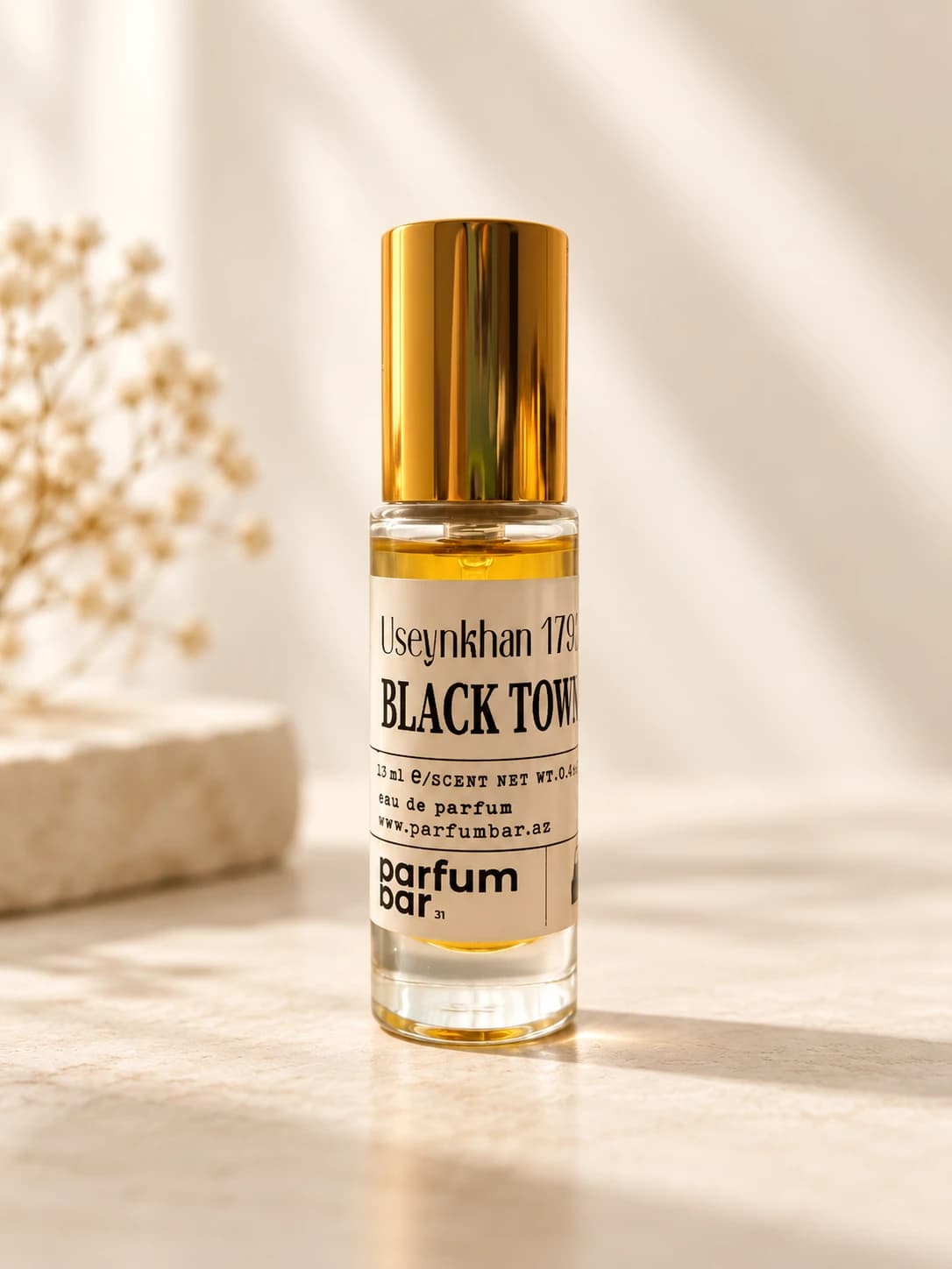 Black Town ətir flakonu isti Bakı daşı fonunda