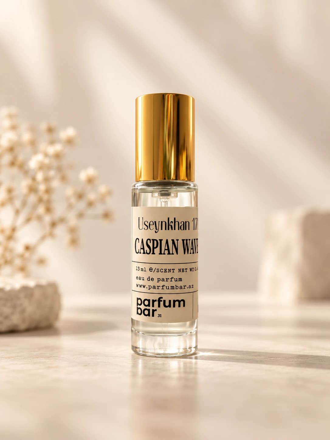 Caspian Wave ətir flakonu isti Bakı daşı fonunda